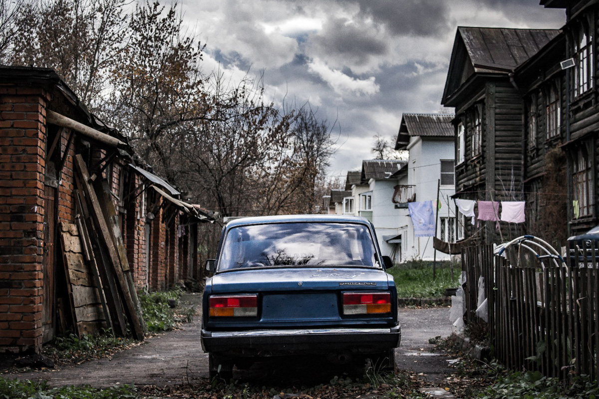 В конце октября паблик «Подслушано во Владимире» собрал масштабные охваты благодаря посту, который предложил местный фотограф Даниил Городничев. На атмосферных снимках старые дома улицы Хирурга Орлова: деревянные, но до сих пор жилые, представители городской архитектуры привлекли внимание пользователей.