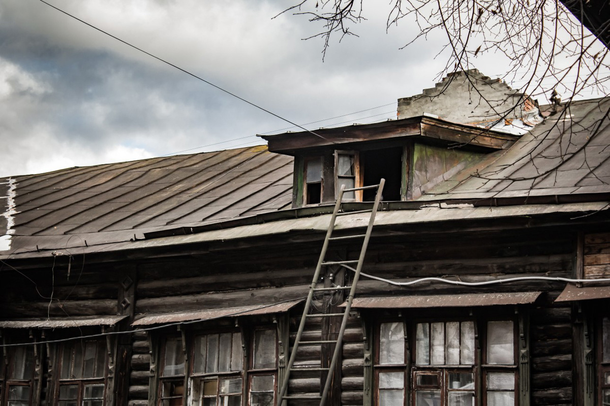 В конце октября паблик «Подслушано во Владимире» собрал масштабные охваты благодаря посту, который предложил местный фотограф Даниил Городничев. На атмосферных снимках старые дома улицы Хирурга Орлова: деревянные, но до сих пор жилые, представители городской архитектуры привлекли внимание пользователей.