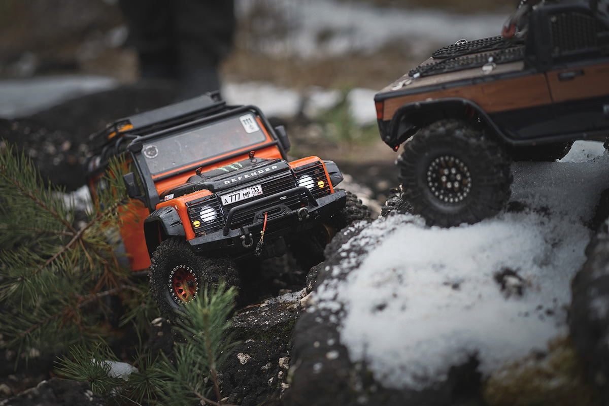 Около двух лет назад владимирский фотограф Владислав Тябин увлекся радиоуправляемыми машинами. Нет, это совсем не детские игрушки. Во-первых, собирать и обслуживать настоящие копии внедорожников RC Trial & Trophy нужно самостоятельно. Во-вторых, стоимость одной модели может достигать нескольких сотен тысяч рублей.