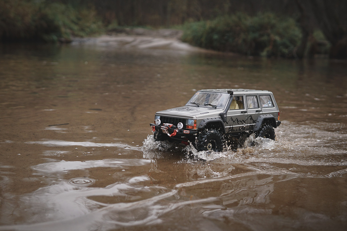 Около двух лет назад владимирский фотограф Владислав Тябин увлекся радиоуправляемыми машинами. Нет, это совсем не детские игрушки. Во-первых, собирать и обслуживать настоящие копии внедорожников RC Trial & Trophy нужно самостоятельно. Во-вторых, стоимость одной модели может достигать нескольких сотен тысяч рублей.
