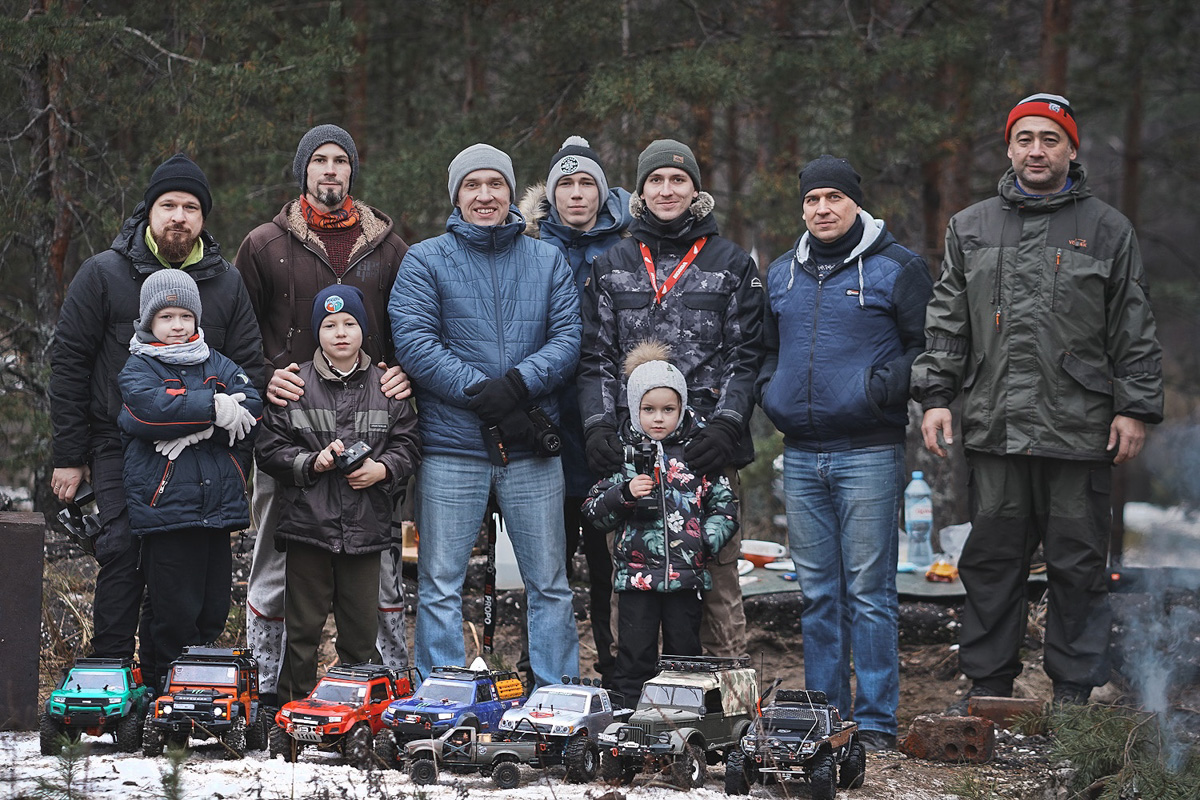Около двух лет назад владимирский фотограф Владислав Тябин увлекся радиоуправляемыми машинами. Нет, это совсем не детские игрушки. Во-первых, собирать и обслуживать настоящие копии внедорожников RC Trial & Trophy нужно самостоятельно. Во-вторых, стоимость одной модели может достигать нескольких сотен тысяч рублей.
