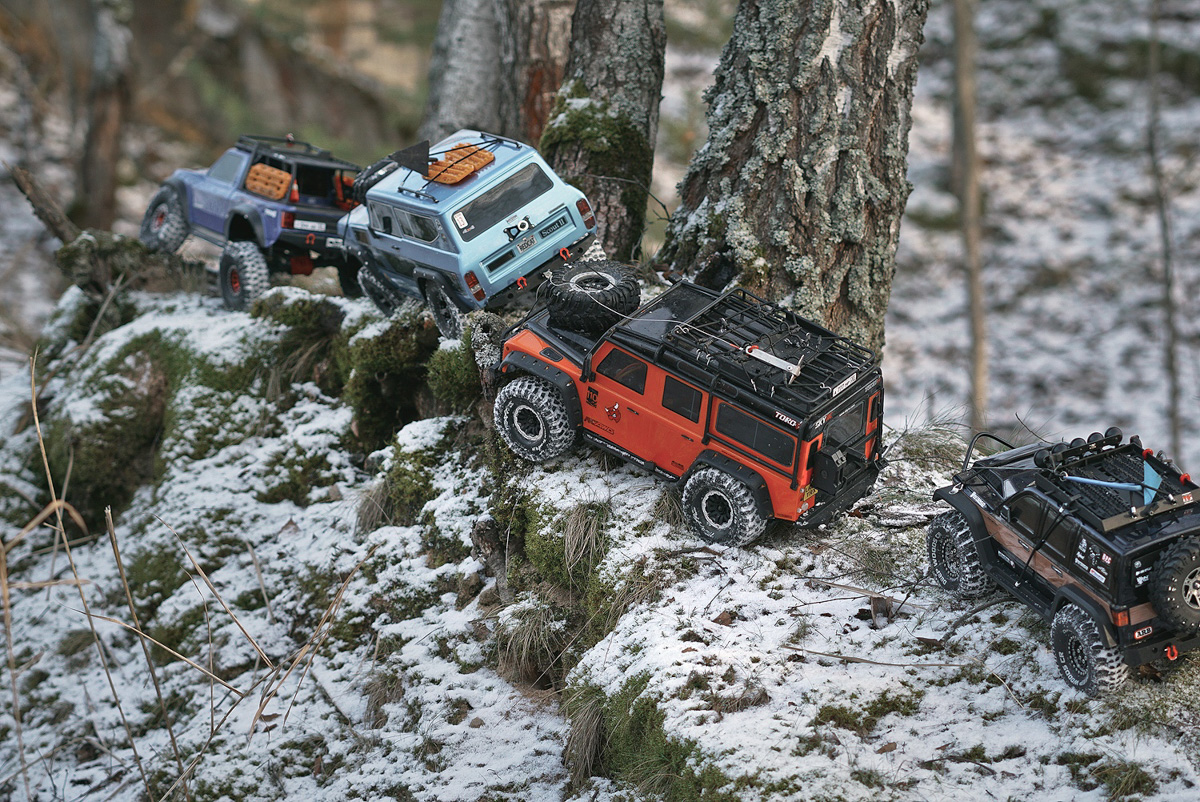 Около двух лет назад владимирский фотограф Владислав Тябин увлекся радиоуправляемыми машинами. Нет, это совсем не детские игрушки. Во-первых, собирать и обслуживать настоящие копии внедорожников RC Trial & Trophy нужно самостоятельно. Во-вторых, стоимость одной модели может достигать нескольких сотен тысяч рублей.