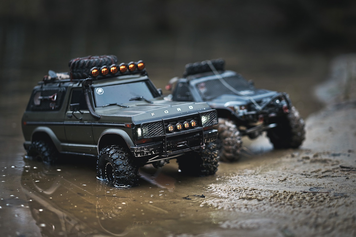 Около двух лет назад владимирский фотограф Владислав Тябин увлекся радиоуправляемыми машинами. Нет, это совсем не детские игрушки. Во-первых, собирать и обслуживать настоящие копии внедорожников RC Trial & Trophy нужно самостоятельно. Во-вторых, стоимость одной модели может достигать нескольких сотен тысяч рублей.