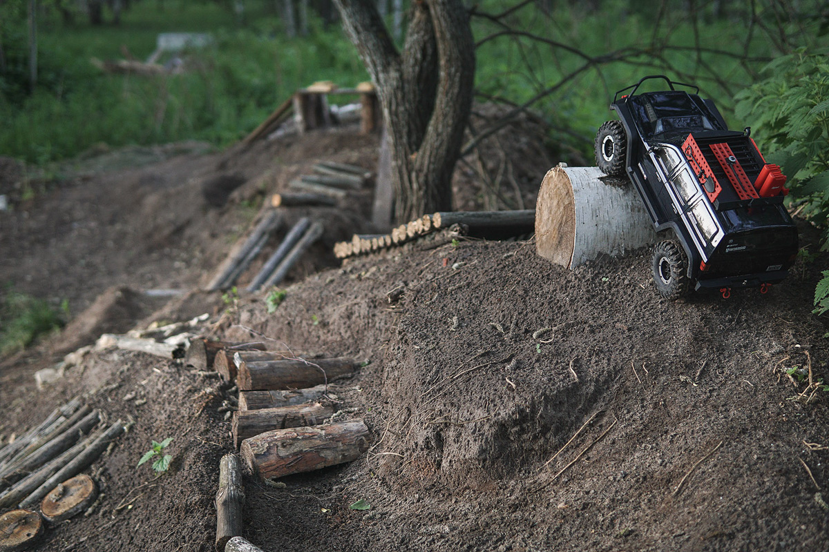 Около двух лет назад владимирский фотограф Владислав Тябин увлекся радиоуправляемыми машинами. Нет, это совсем не детские игрушки. Во-первых, собирать и обслуживать настоящие копии внедорожников RC Trial & Trophy нужно самостоятельно. Во-вторых, стоимость одной модели может достигать нескольких сотен тысяч рублей.