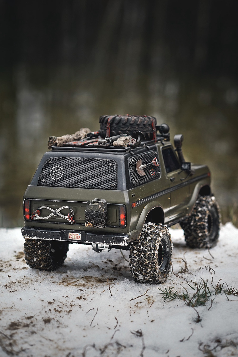 Около двух лет назад владимирский фотограф Владислав Тябин увлекся радиоуправляемыми машинами. Нет, это совсем не детские игрушки. Во-первых, собирать и обслуживать настоящие копии внедорожников RC Trial & Trophy нужно самостоятельно. Во-вторых, стоимость одной модели может достигать нескольких сотен тысяч рублей.