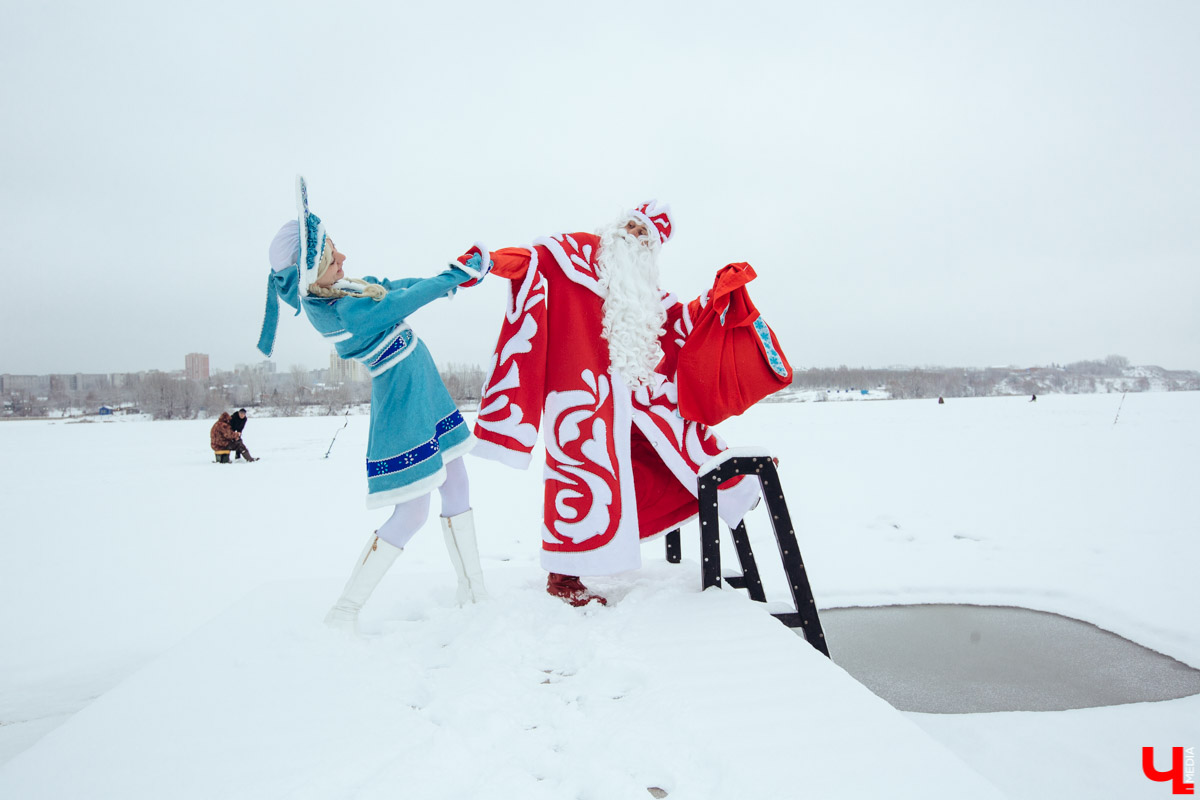 18 ноября – день рождения Деда Мороза, с завтрашнего дня на его вотчине в Великом Устюге начинает работать почта. А значит, пришло время писать письма. Чего же попросили бы жители Владимира у главного волшебника страны?