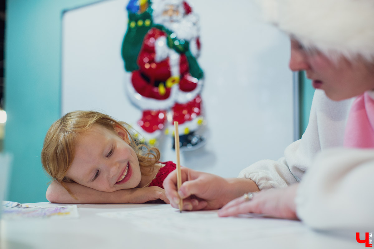 18 ноября – день рождения Деда Мороза, с завтрашнего дня на его вотчине в Великом Устюге начинает работать почта. А значит, пришло время писать письма. Чего же попросили бы жители Владимира у главного волшебника страны?