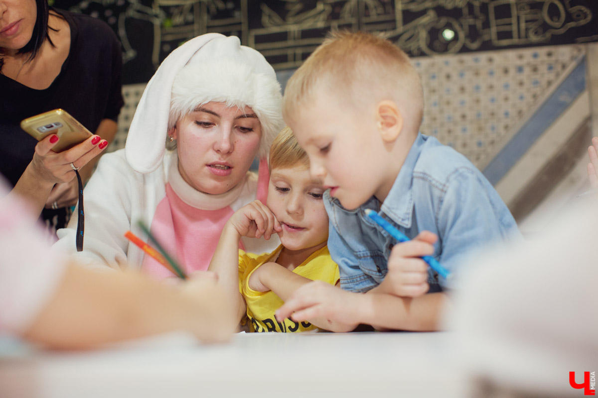 18 ноября – день рождения Деда Мороза, с завтрашнего дня на его вотчине в Великом Устюге начинает работать почта. А значит, пришло время писать письма. Чего же попросили бы жители Владимира у главного волшебника страны?