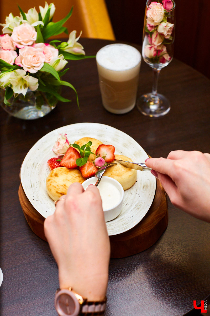 Залог энергичного дня — вкусный и сытный завтрак, который не только задает настроение, но и запускает верные процессы в организме. Если на самостоятельную готовку нет времени или хочется попробовать чего-нибудь новенького, то просыпаемся-улыбаемся и двигаемся в сторону венской кофейни: отменно поесть можно в «Coffeeshop Company».