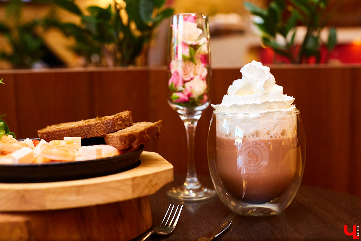 Залог энергичного дня — вкусный и сытный завтрак, который не только задает настроение, но и запускает верные процессы в организме. Если на самостоятельную готовку нет времени или хочется попробовать чего-нибудь новенького, то просыпаемся-улыбаемся и двигаемся в сторону венской кофейни: отменно поесть можно в «Coffeeshop Company».