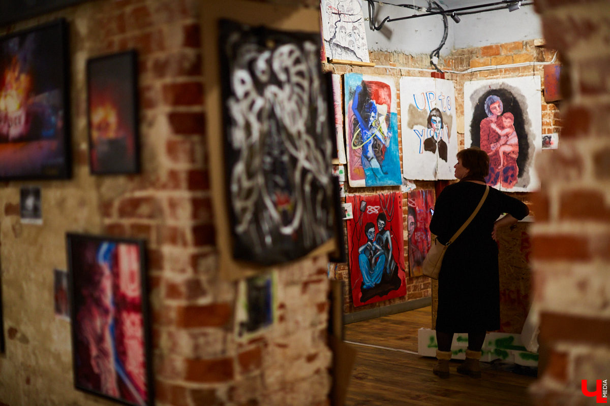 Вчера в Центре современной культуры открылась главная выставка этого года: «Banksy и уличное искусство». Ее хедлайнером стали работы неуловимого британского стрит-арт художника Бэнкси. «Ключ-Медиа» побывал на событии и с радостью делится фоторепортажем.