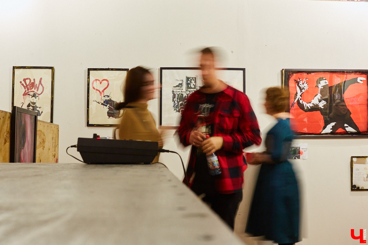 Вчера в Центре современной культуры открылась главная выставка этого года: «Banksy и уличное искусство». Ее хедлайнером стали работы неуловимого британского стрит-арт художника Бэнкси. «Ключ-Медиа» побывал на событии и с радостью делится фоторепортажем.