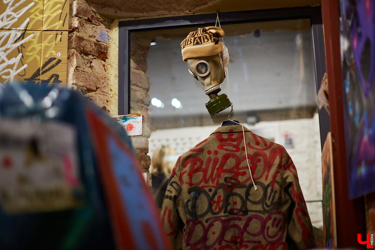 Вчера в Центре современной культуры открылась главная выставка этого года: «Banksy и уличное искусство». Ее хедлайнером стали работы неуловимого британского стрит-арт художника Бэнкси. «Ключ-Медиа» побывал на событии и с радостью делится фоторепортажем.