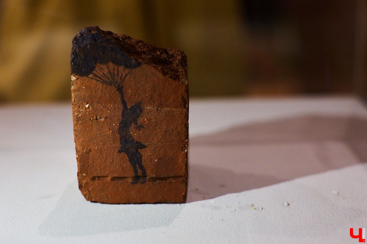 Вчера в Центре современной культуры открылась главная выставка этого года: «Banksy и уличное искусство». Ее хедлайнером стали работы неуловимого британского стрит-арт художника Бэнкси. «Ключ-Медиа» побывал на событии и с радостью делится фоторепортажем.