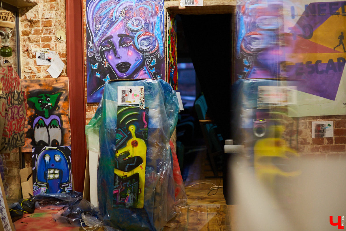 Вчера в Центре современной культуры открылась главная выставка этого года: «Banksy и уличное искусство». Ее хедлайнером стали работы неуловимого британского стрит-арт художника Бэнкси. «Ключ-Медиа» побывал на событии и с радостью делится фоторепортажем.