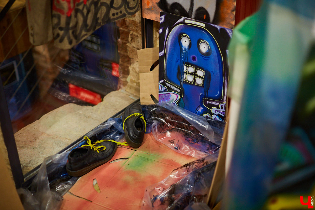 Вчера в Центре современной культуры открылась главная выставка этого года: «Banksy и уличное искусство». Ее хедлайнером стали работы неуловимого британского стрит-арт художника Бэнкси. «Ключ-Медиа» побывал на событии и с радостью делится фоторепортажем.