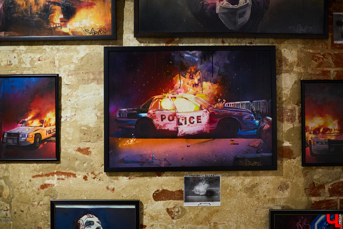 Вчера в Центре современной культуры открылась главная выставка этого года: «Banksy и уличное искусство». Ее хедлайнером стали работы неуловимого британского стрит-арт художника Бэнкси. «Ключ-Медиа» побывал на событии и с радостью делится фоторепортажем.