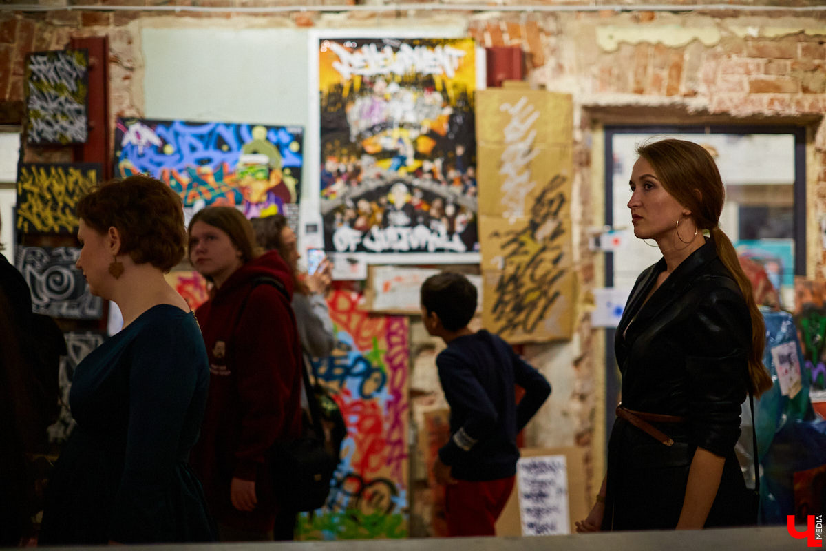 Вчера в Центре современной культуры открылась главная выставка этого года: «Banksy и уличное искусство». Ее хедлайнером стали работы неуловимого британского стрит-арт художника Бэнкси. «Ключ-Медиа» побывал на событии и с радостью делится фоторепортажем.