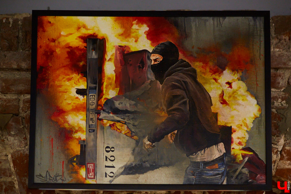 Вчера в Центре современной культуры открылась главная выставка этого года: «Banksy и уличное искусство». Ее хедлайнером стали работы неуловимого британского стрит-арт художника Бэнкси. «Ключ-Медиа» побывал на событии и с радостью делится фоторепортажем.