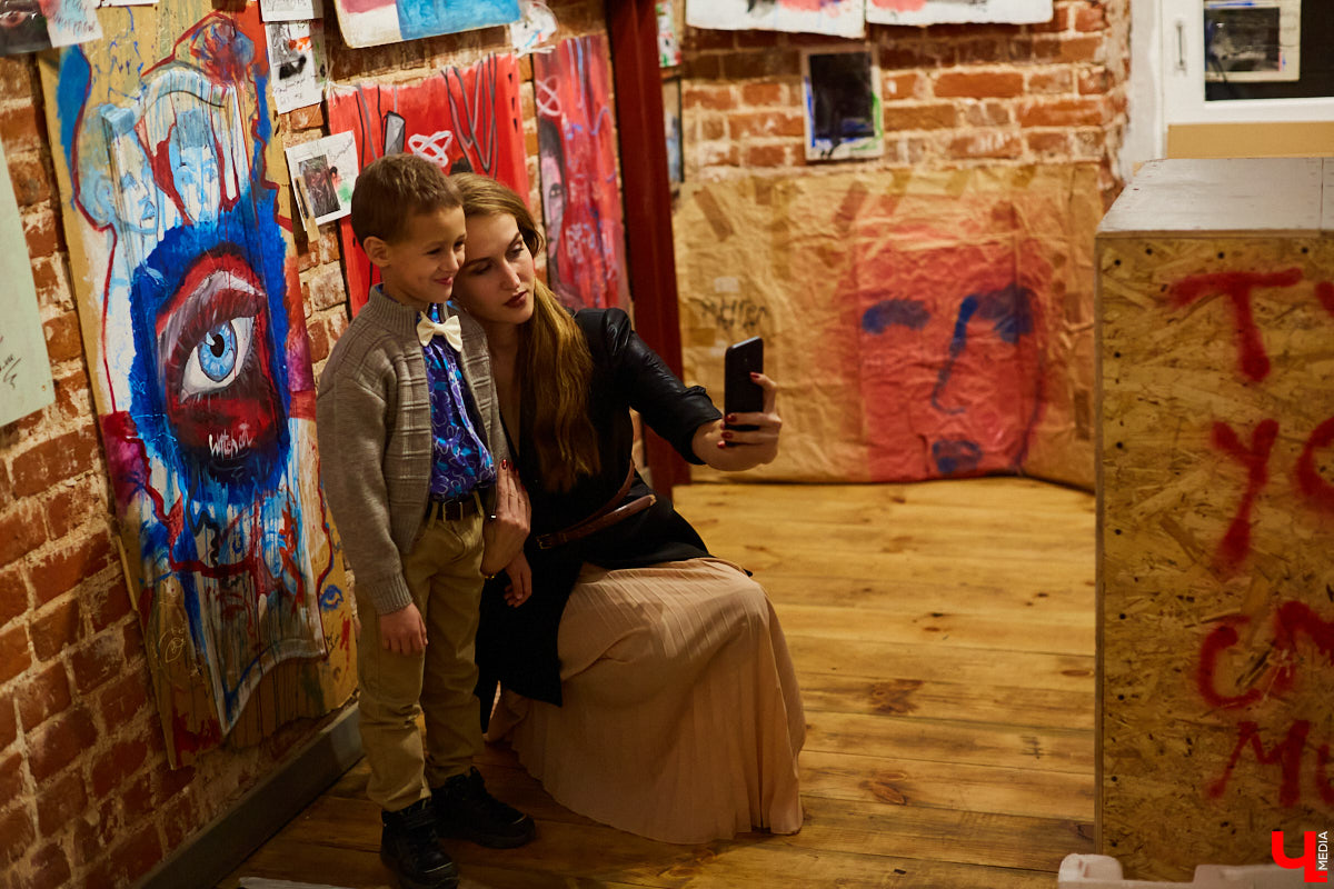 Вчера в Центре современной культуры открылась главная выставка этого года: «Banksy и уличное искусство». Ее хедлайнером стали работы неуловимого британского стрит-арт художника Бэнкси. «Ключ-Медиа» побывал на событии и с радостью делится фоторепортажем.