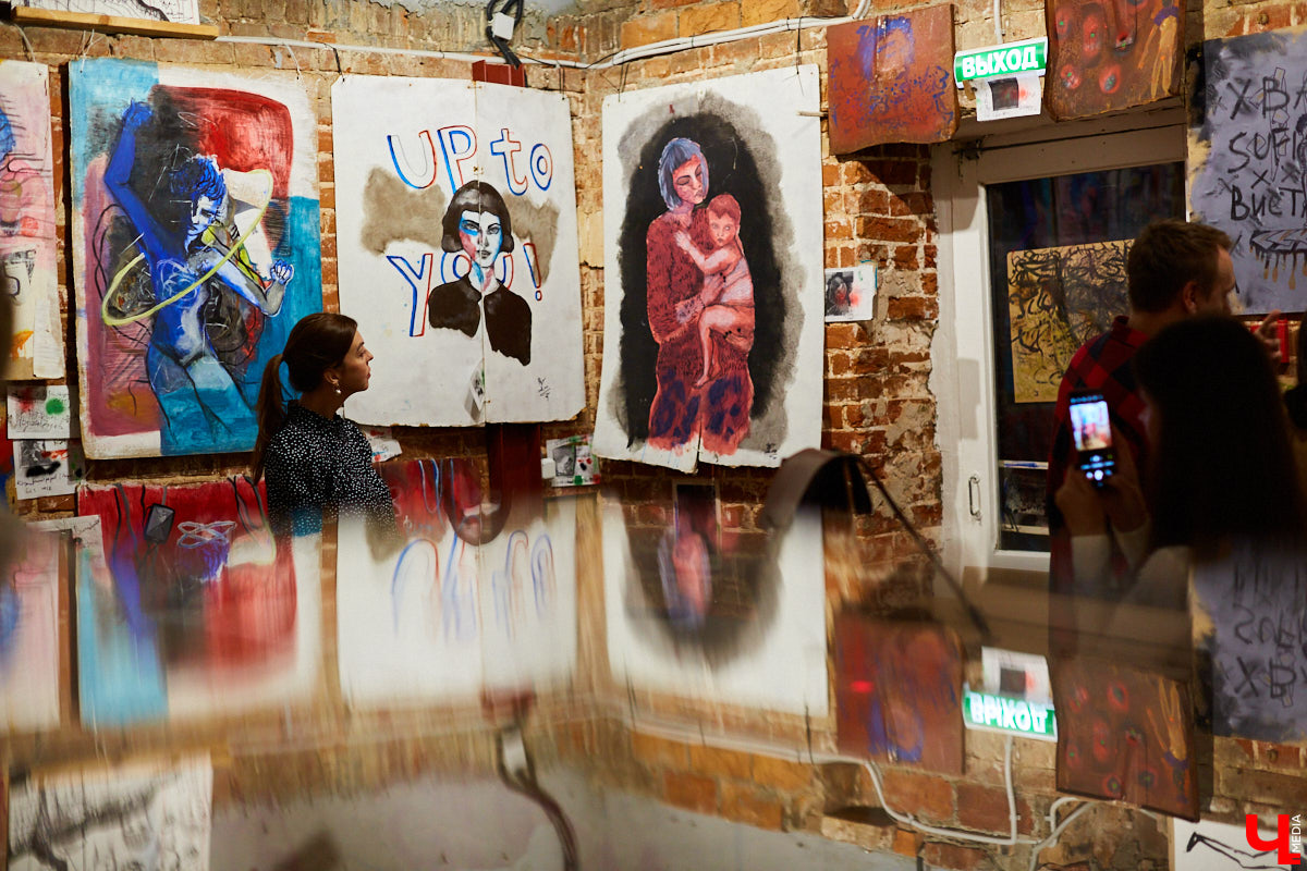 Вчера в Центре современной культуры открылась главная выставка этого года: «Banksy и уличное искусство». Ее хедлайнером стали работы неуловимого британского стрит-арт художника Бэнкси. «Ключ-Медиа» побывал на событии и с радостью делится фоторепортажем.