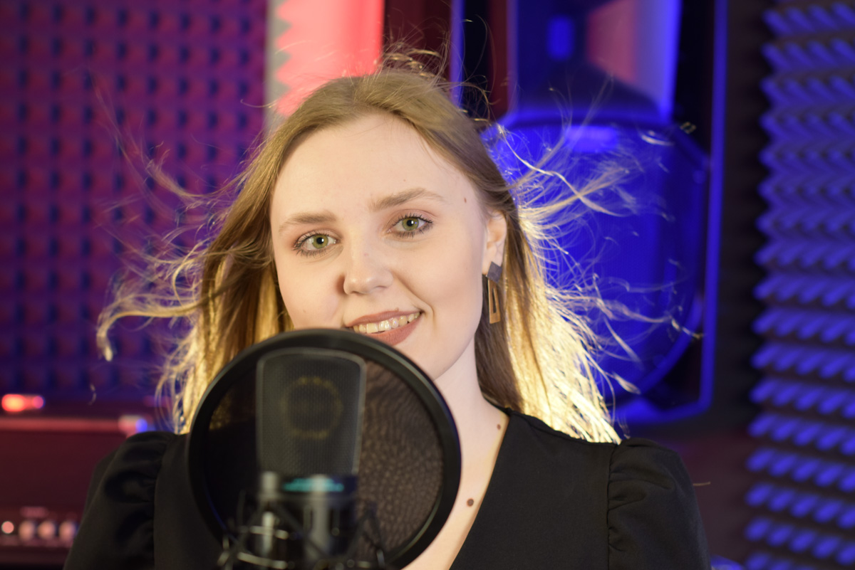 Анастасии Антиповой двадцать шесть лет, и к нынешнему моменту она превратила хобби в дело всей жизни. Востребованный преподаватель, успешный предприниматель… Мало кто знает, что все эти достижения могли «обнулиться» кризисом, если бы Настя не запустила шоу «Анатомия артиста» в своем Instagram.