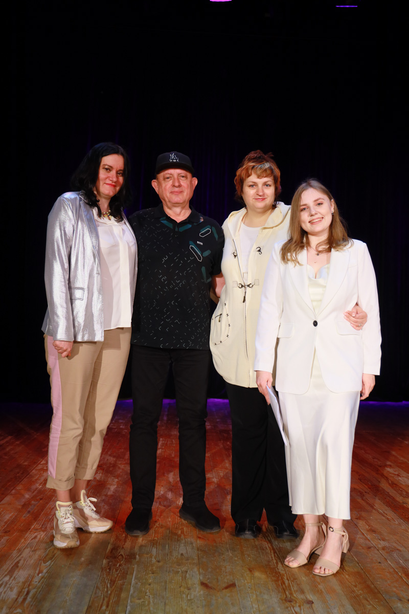 Анастасии Антиповой двадцать шесть лет, и к нынешнему моменту она превратила хобби в дело всей жизни. Востребованный преподаватель, успешный предприниматель… Мало кто знает, что все эти достижения могли «обнулиться» кризисом, если бы Настя не запустила шоу «Анатомия артиста» в своем Instagram.