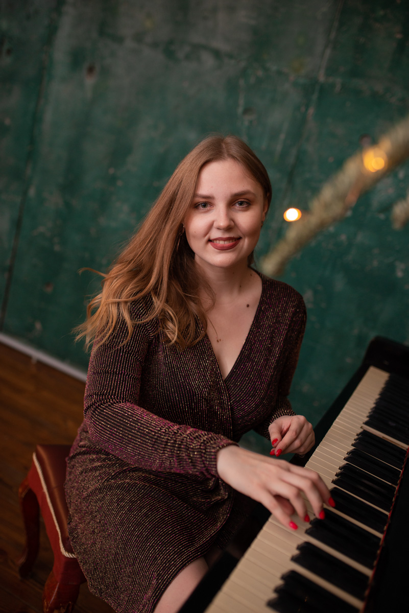 Анастасии Антиповой двадцать шесть лет, и к нынешнему моменту она превратила хобби в дело всей жизни. Востребованный преподаватель, успешный предприниматель… Мало кто знает, что все эти достижения могли «обнулиться» кризисом, если бы Настя не запустила шоу «Анатомия артиста» в своем Instagram.