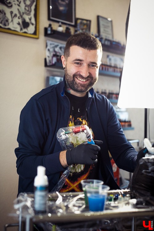 «Девушке нужно было делать татуировку на лопатке, а она сняла штаны», — этими и другими интересными историями, а также фактами о своей работе делится владимирский тату-мастер Антон Автономов.