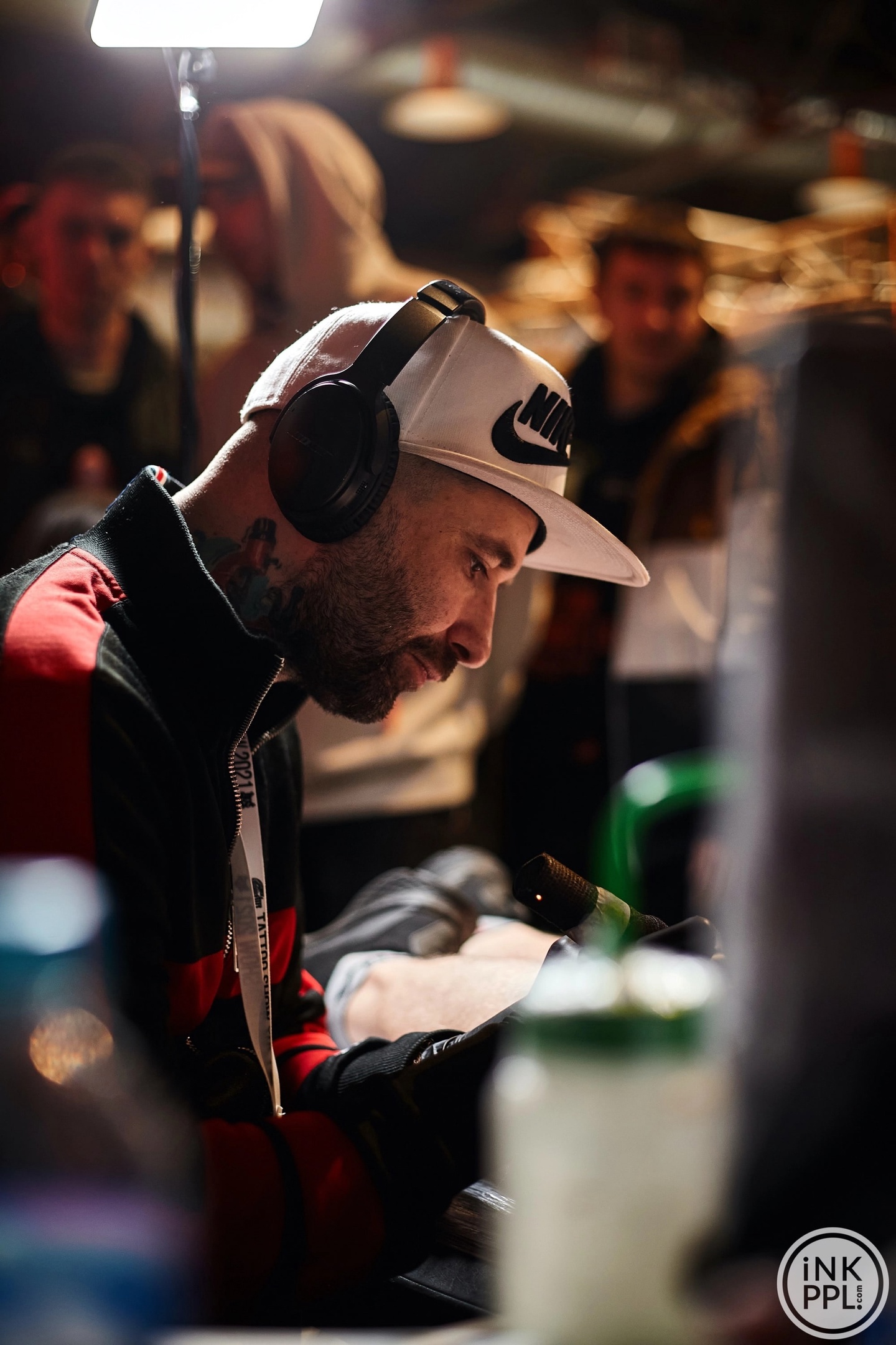 «Девушке нужно было делать татуировку на лопатке, а она сняла штаны», — этими и другими интересными историями, а также фактами о своей работе делится владимирский тату-мастер Антон Автономов.