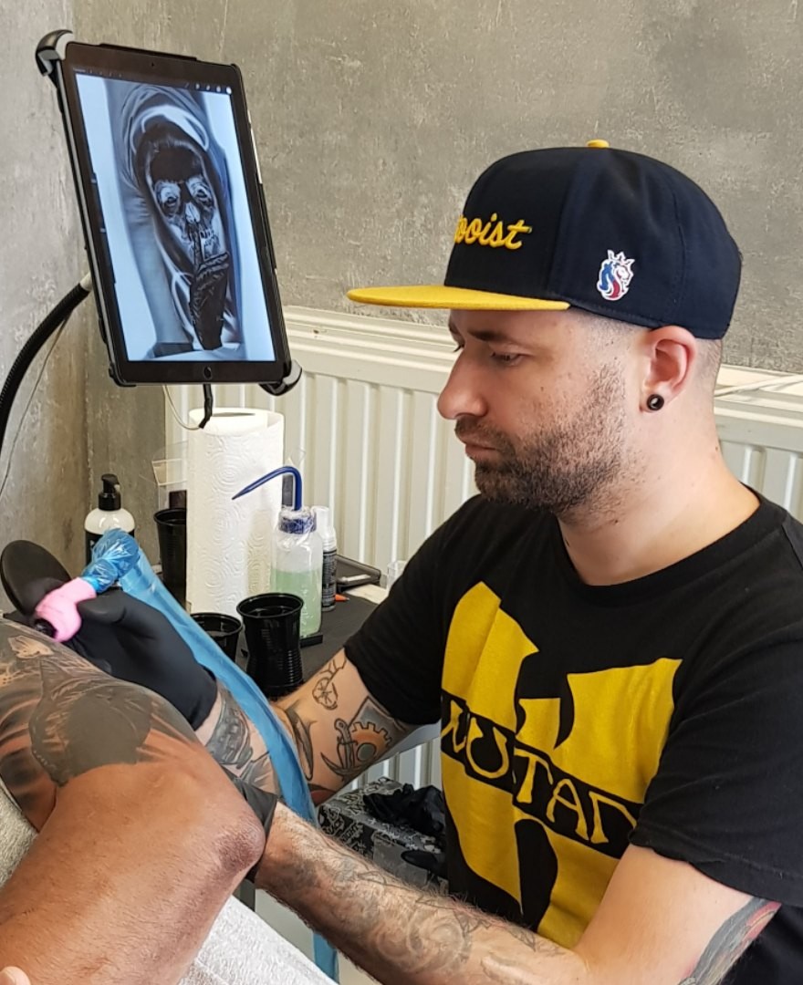 «Девушке нужно было делать татуировку на лопатке, а она сняла штаны», — этими и другими интересными историями, а также фактами о своей работе делится владимирский тату-мастер Антон Автономов.