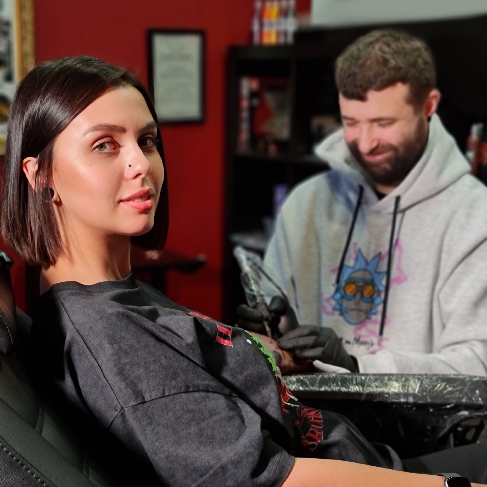 «Девушке нужно было делать татуировку на лопатке, а она сняла штаны», — этими и другими интересными историями, а также фактами о своей работе делится владимирский тату-мастер Антон Автономов.