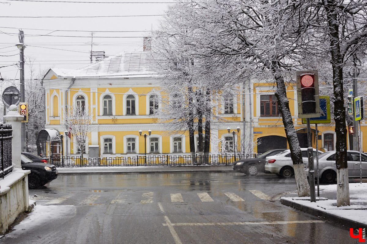 Если прогуливаться по центру Владимира, то на старых зданиях можно увидеть таблички с упоминаниями: «Дом купца Философова». Так кем же были эти губернские дельцы, коих, оказывается, целая чета, и как они повлияли на историю нашего города? По местам Философовых экскурсию провела Татьяна Быкова.