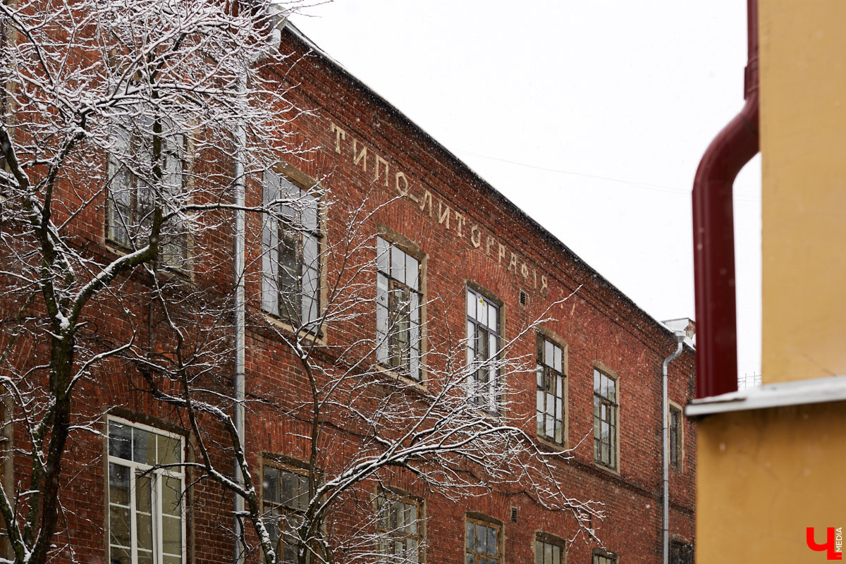 Если прогуливаться по центру Владимира, то на старых зданиях можно увидеть таблички с упоминаниями: «Дом купца Философова». Так кем же были эти губернские дельцы, коих, оказывается, целая чета, и как они повлияли на историю нашего города? По местам Философовых экскурсию провела Татьяна Быкова.