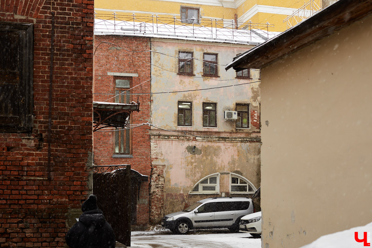 Если прогуливаться по центру Владимира, то на старых зданиях можно увидеть таблички с упоминаниями: «Дом купца Философова». Так кем же были эти губернские дельцы, коих, оказывается, целая чета, и как они повлияли на историю нашего города? По местам Философовых экскурсию провела Татьяна Быкова.