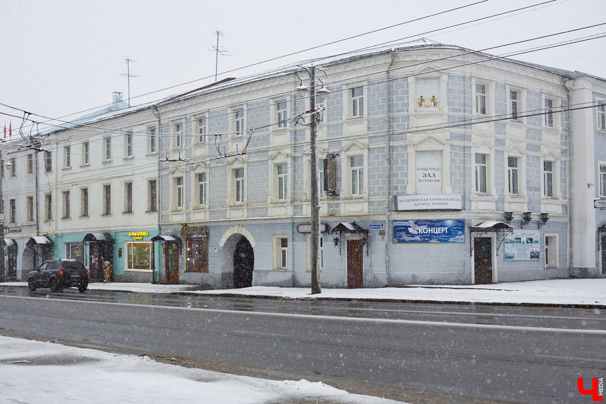 Если прогуливаться по центру Владимира, то на старых зданиях можно увидеть таблички с упоминаниями: «Дом купца Философова». Так кем же были эти губернские дельцы, коих, оказывается, целая чета, и как они повлияли на историю нашего города? По местам Философовых экскурсию провела Татьяна Быкова.