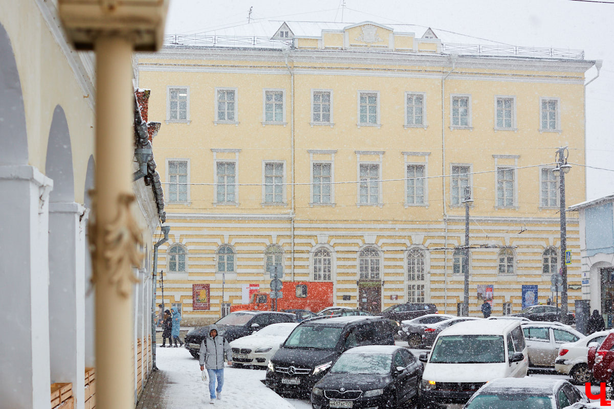Если прогуливаться по центру Владимира, то на старых зданиях можно увидеть таблички с упоминаниями: «Дом купца Философова». Так кем же были эти губернские дельцы, коих, оказывается, целая чета, и как они повлияли на историю нашего города? По местам Философовых экскурсию провела Татьяна Быкова.