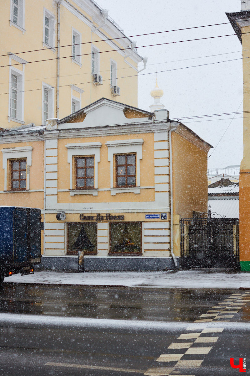 Если прогуливаться по центру Владимира, то на старых зданиях можно увидеть таблички с упоминаниями: «Дом купца Философова». Так кем же были эти губернские дельцы, коих, оказывается, целая чета, и как они повлияли на историю нашего города? По местам Философовых экскурсию провела Татьяна Быкова.
