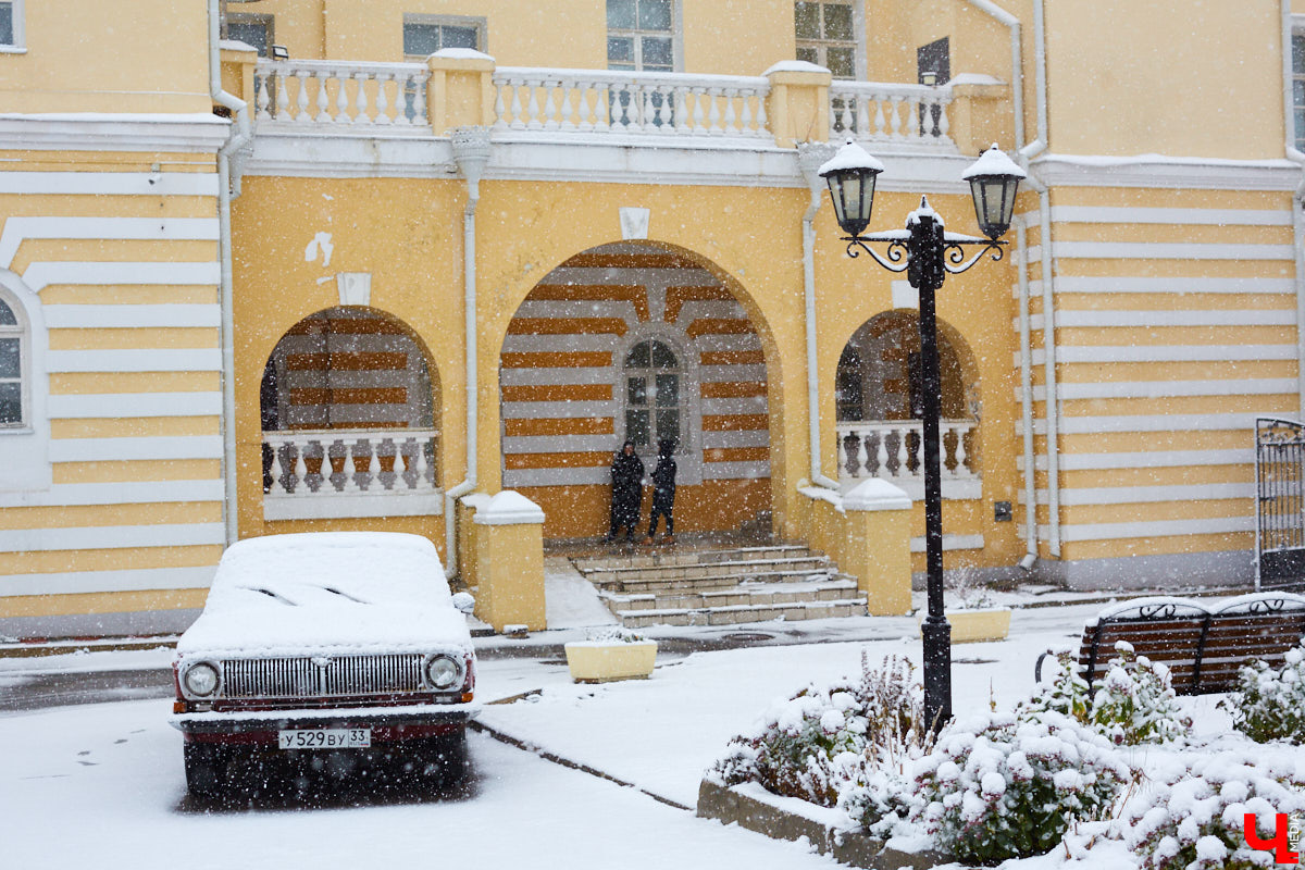 Если прогуливаться по центру Владимира, то на старых зданиях можно увидеть таблички с упоминаниями: «Дом купца Философова». Так кем же были эти губернские дельцы, коих, оказывается, целая чета, и как они повлияли на историю нашего города? По местам Философовых экскурсию провела Татьяна Быкова.