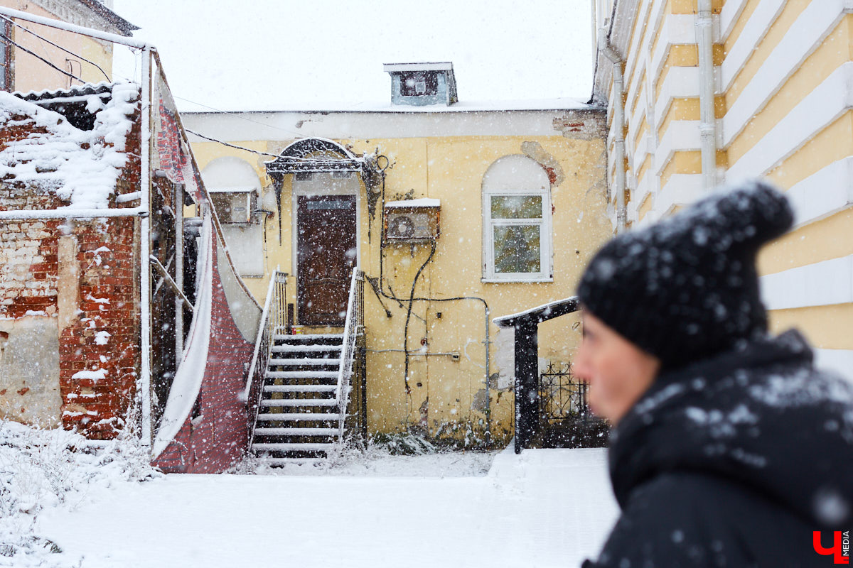 Если прогуливаться по центру Владимира, то на старых зданиях можно увидеть таблички с упоминаниями: «Дом купца Философова». Так кем же были эти губернские дельцы, коих, оказывается, целая чета, и как они повлияли на историю нашего города? По местам Философовых экскурсию провела Татьяна Быкова.
