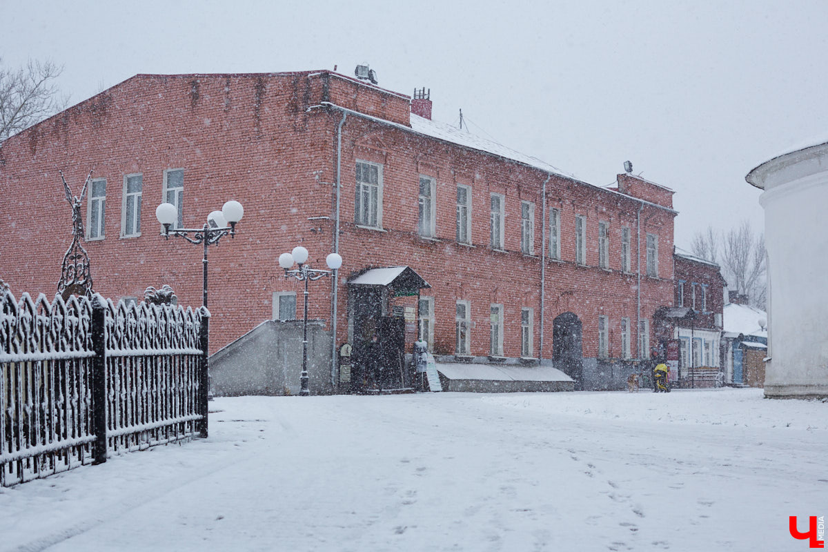 Если прогуливаться по центру Владимира, то на старых зданиях можно увидеть таблички с упоминаниями: «Дом купца Философова». Так кем же были эти губернские дельцы, коих, оказывается, целая чета, и как они повлияли на историю нашего города? По местам Философовых экскурсию провела Татьяна Быкова.