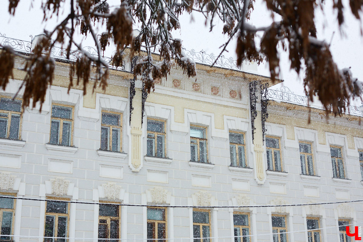 Если прогуливаться по центру Владимира, то на старых зданиях можно увидеть таблички с упоминаниями: «Дом купца Философова». Так кем же были эти губернские дельцы, коих, оказывается, целая чета, и как они повлияли на историю нашего города? По местам Философовых экскурсию провела Татьяна Быкова.