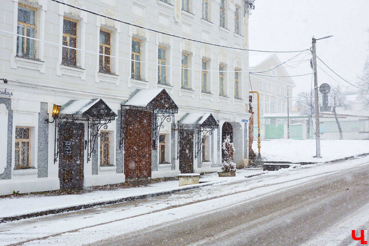 Если прогуливаться по центру Владимира, то на старых зданиях можно увидеть таблички с упоминаниями: «Дом купца Философова». Так кем же были эти губернские дельцы, коих, оказывается, целая чета, и как они повлияли на историю нашего города? По местам Философовых экскурсию провела Татьяна Быкова.