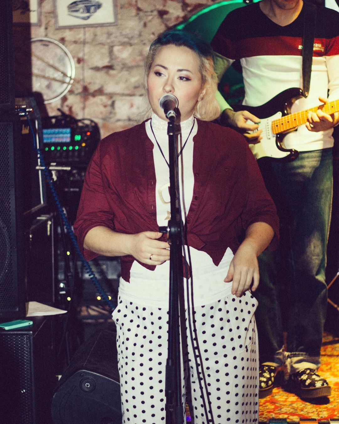 Екатерина Казакова — адепт тяжелой музыки, работающий в караоке стейк-хауса «Сохо» и кайфующий от этого процесса. Что поют посетители ресторанов и как они это делают? Ответы в материале.