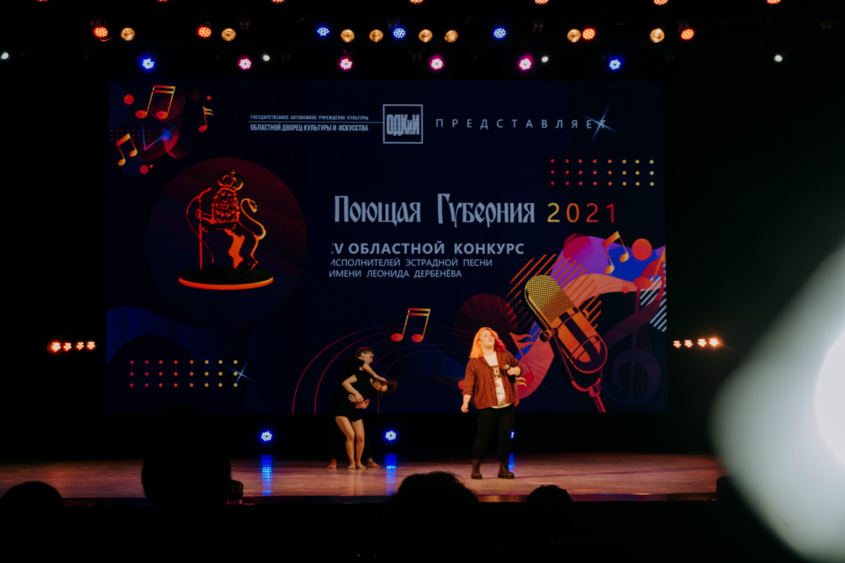 Екатерина Казакова — адепт тяжелой музыки, работающий в караоке стейк-хауса «Сохо» и кайфующий от этого процесса. Что поют посетители ресторанов и как они это делают? Ответы в материале.