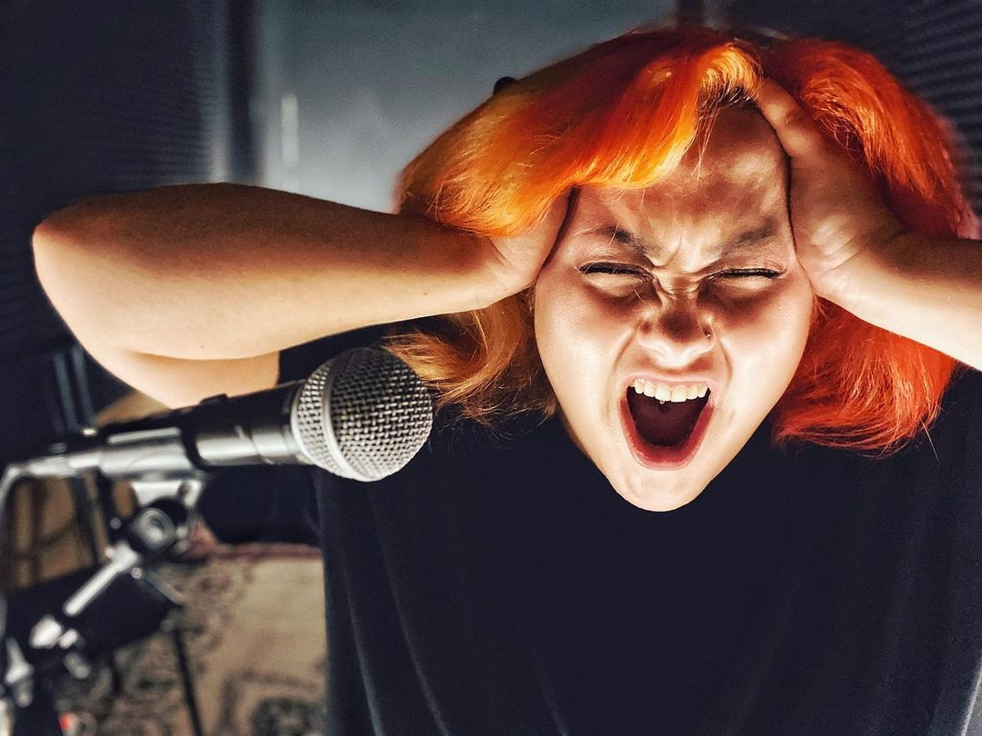 Екатерина Казакова — адепт тяжелой музыки, работающий в караоке стейк-хауса «Сохо» и кайфующий от этого процесса. Что поют посетители ресторанов и как они это делают? Ответы в материале.