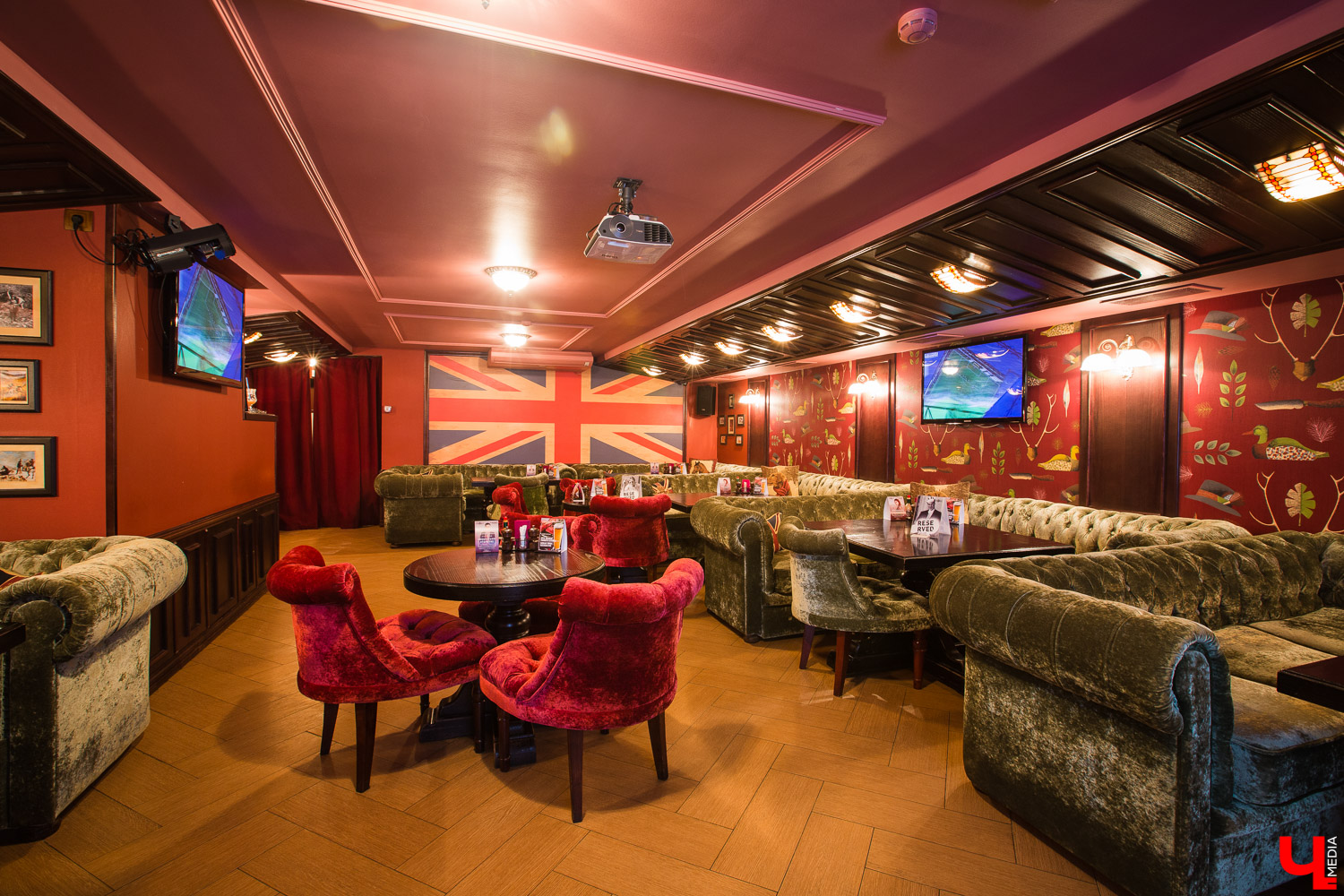 Екатерина Казакова — адепт тяжелой музыки, работающий в караоке стейк-хауса «Сохо» и кайфующий от этого процесса. Что поют посетители ресторанов и как они это делают? Ответы в материале.