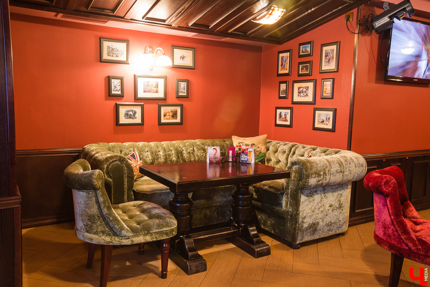 Екатерина Казакова — адепт тяжелой музыки, работающий в караоке стейк-хауса «Сохо» и кайфующий от этого процесса. Что поют посетители ресторанов и как они это делают? Ответы в материале.