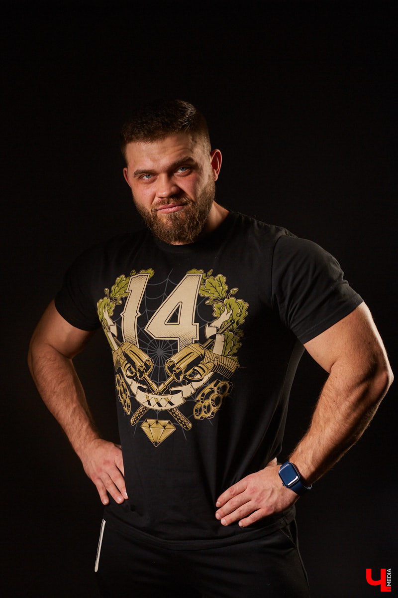 «Осеннюю куртку недавно надел, не налезает. Дошел до спортзала, за это время разорвалась вся подкладка, а пока снимал — подмышки разлетелись». Рассказываем о видоизменяющейся форме, маскулинном стиле и сложностях подбора одежды для накачанных парней.