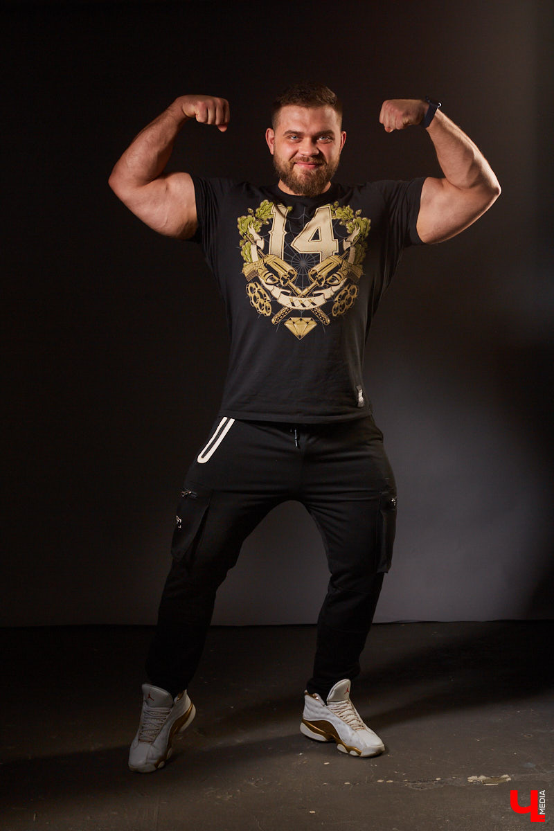 «Осеннюю куртку недавно надел, не налезает. Дошел до спортзала, за это время разорвалась вся подкладка, а пока снимал — подмышки разлетелись». Рассказываем о видоизменяющейся форме, маскулинном стиле и сложностях подбора одежды для накачанных парней.